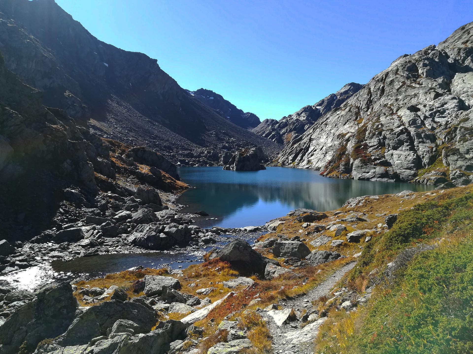 il secondo lago di Bellecombe circondato da montagne rocciose, la Thuile, Valle d'Aosta