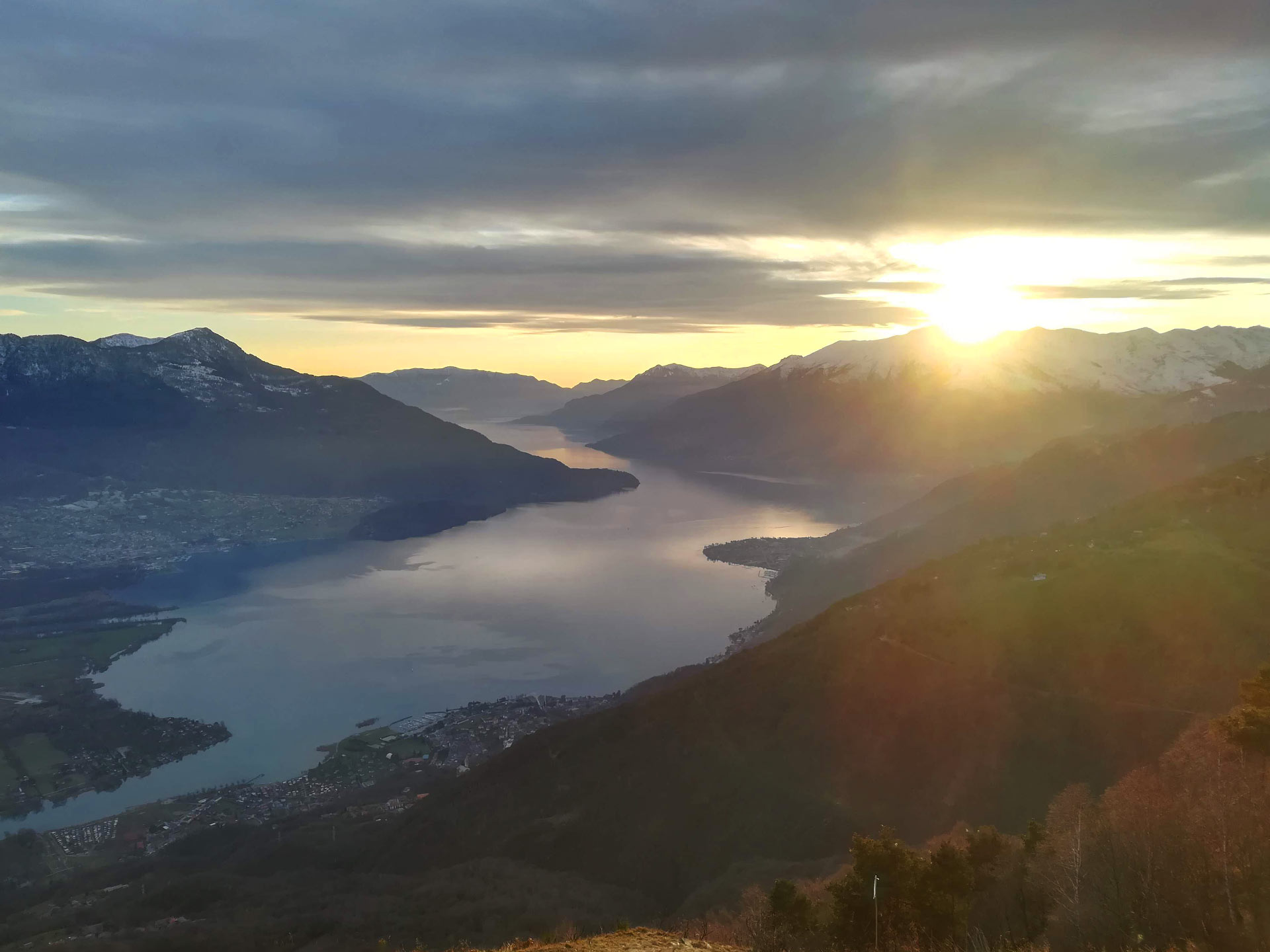 Tramonto con vista sul lago di Como da San Bartolomeo, alto Lario, Lombardia