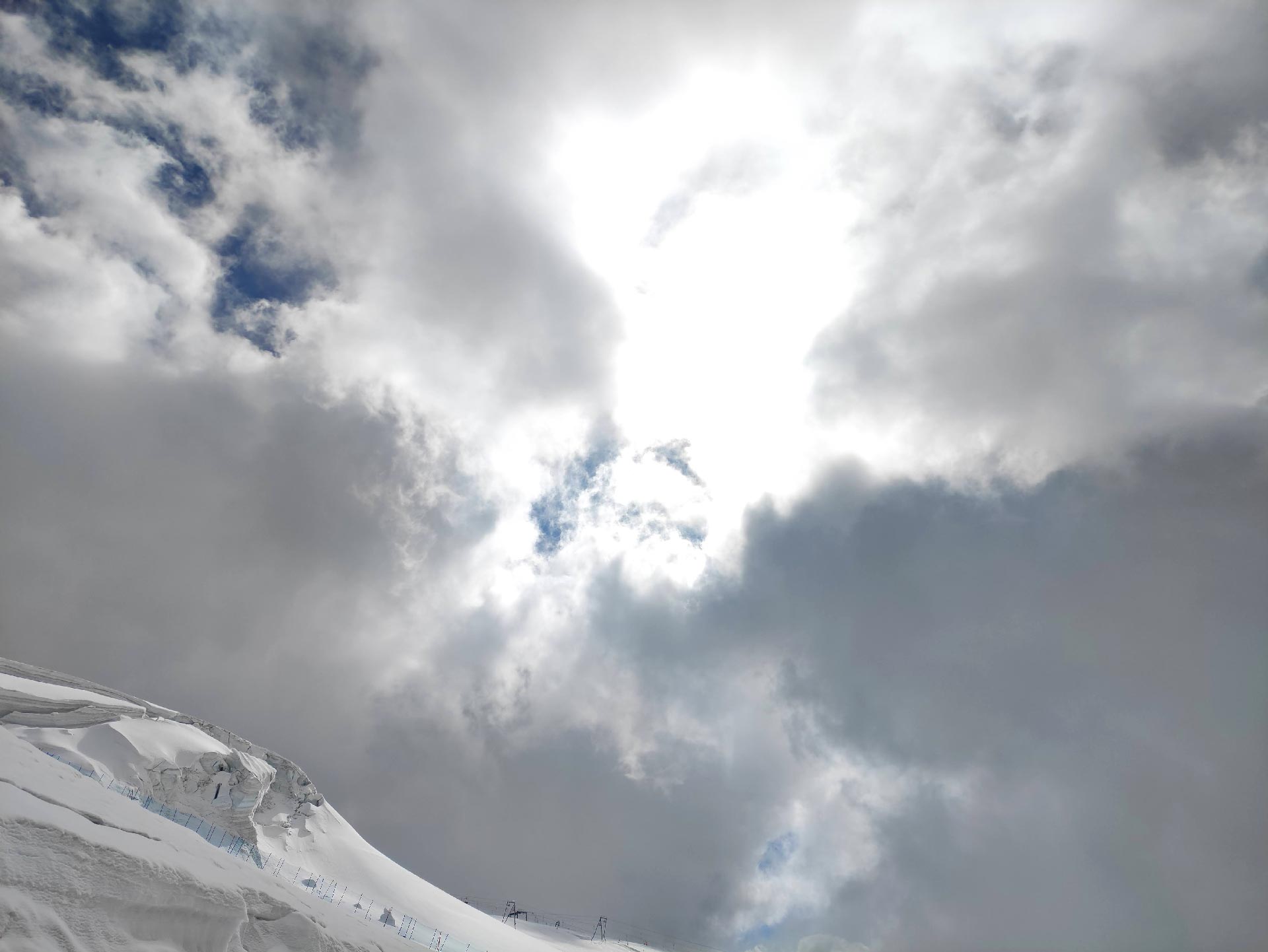 Cielo ricoperto di nuvole in discesa dal Monte Breithorn, Cervinia, Valle d'Aosta
