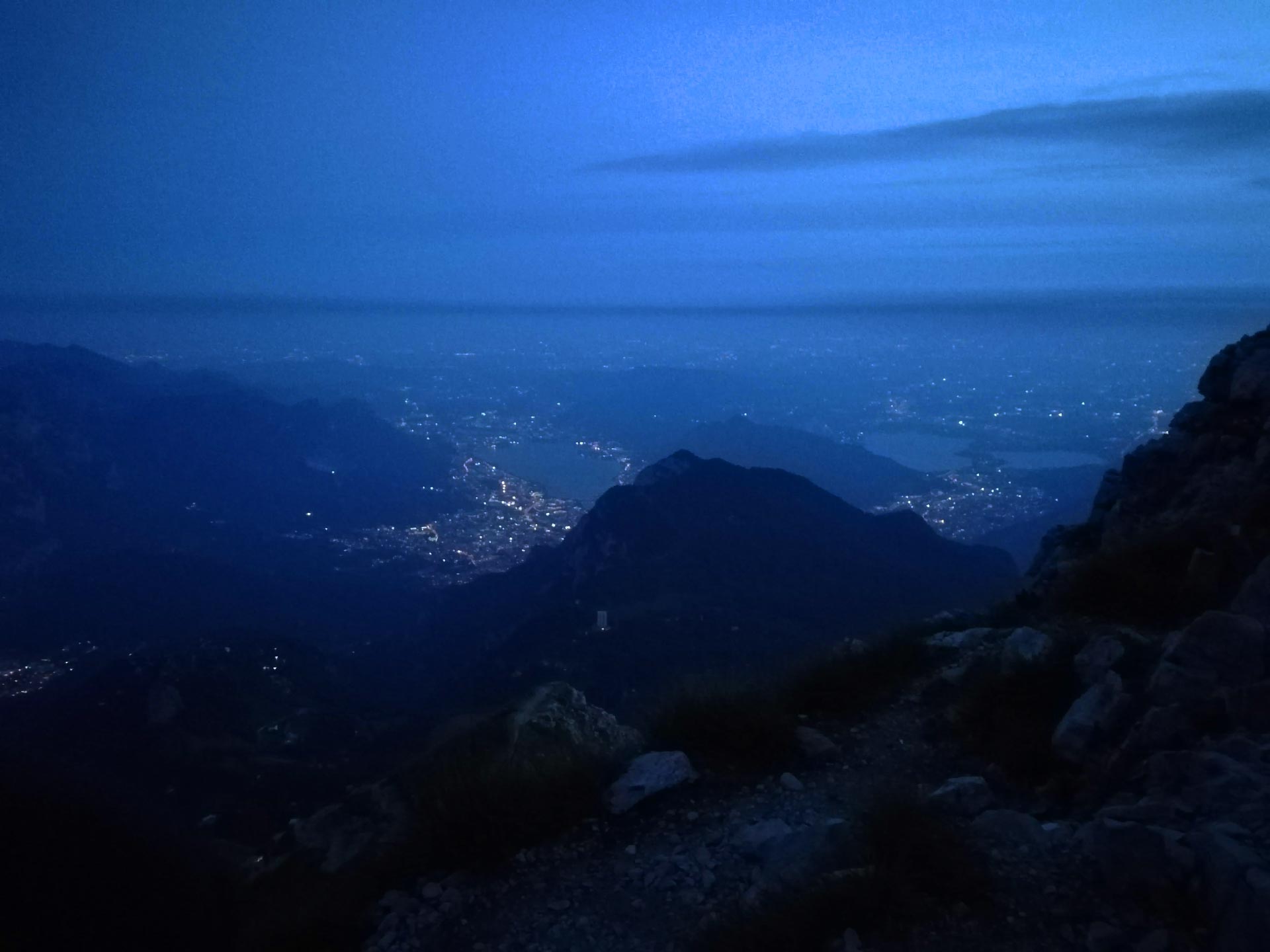 discesa notturna dalla Grignetta, panorama su Lecco, Valsassina, Lombardia