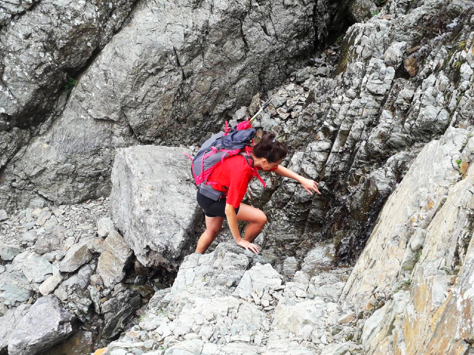 canaletto roccioso che si incontra salendo verso il Rifugio Benigni, Val Gerola, Lombardia