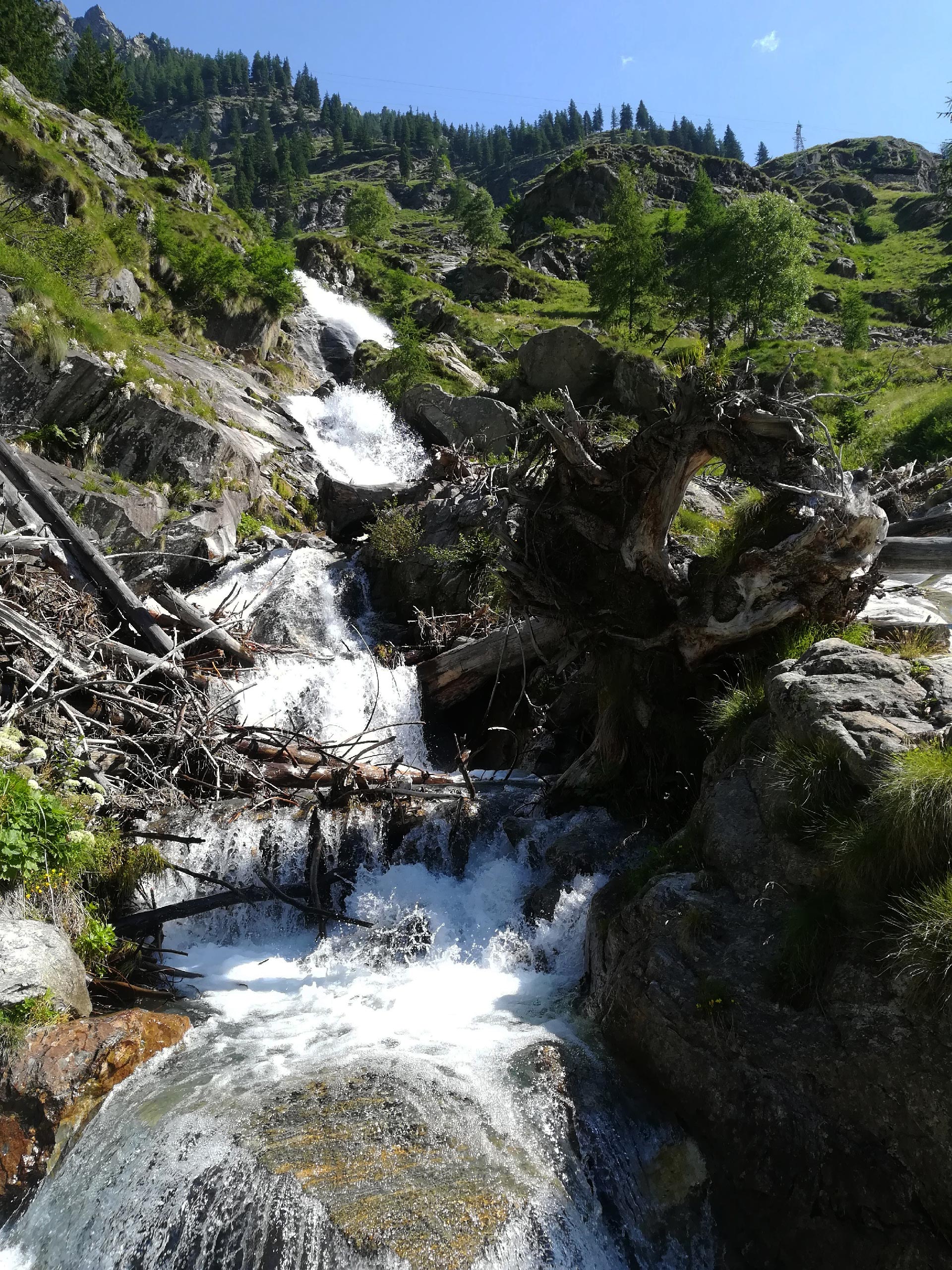 uno scorcio di una cascata nei pressi del lago Campiccioli, Valle Antrona, Piemonte
