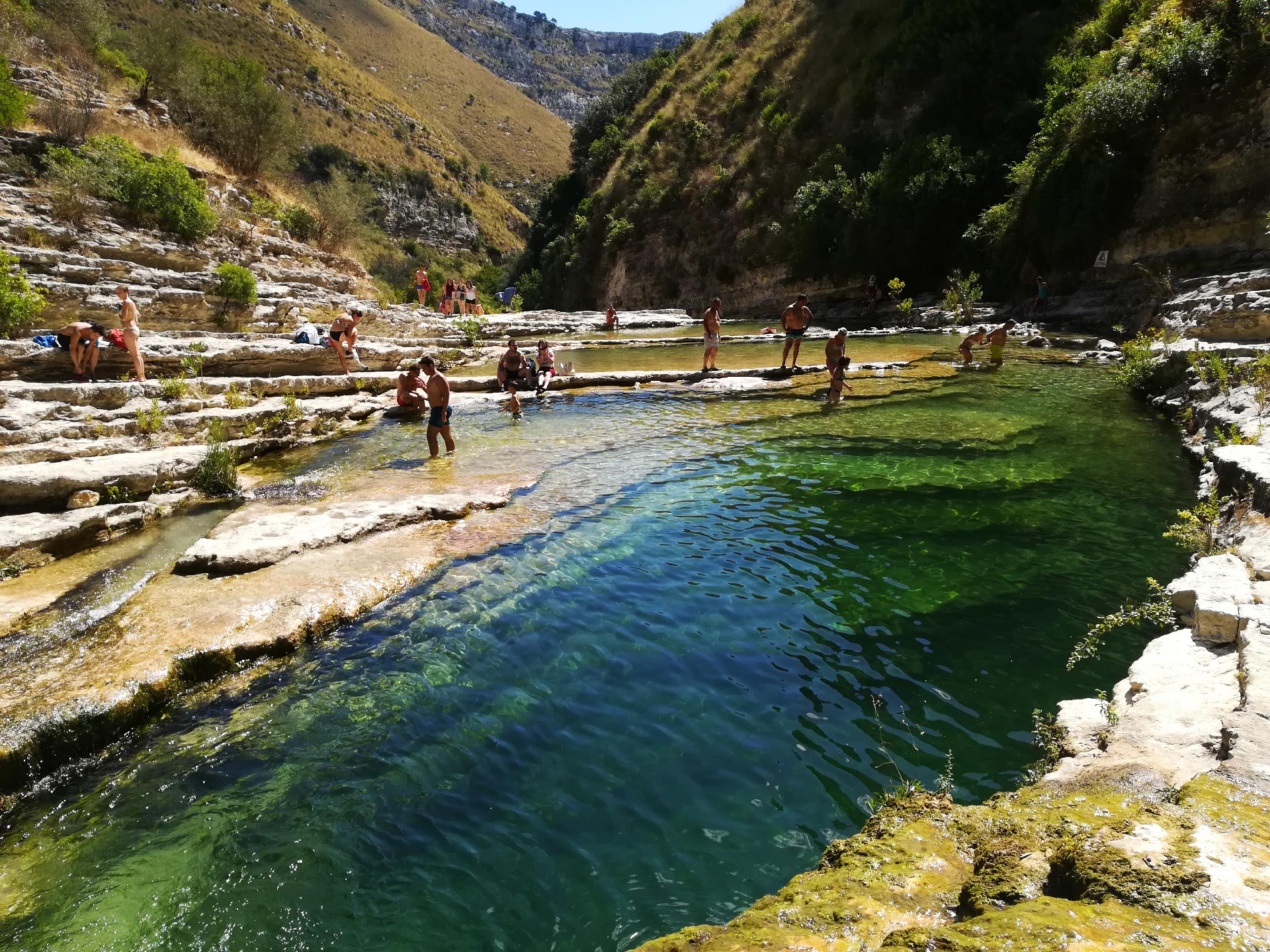 scorcio di un laghetto color verde smeraldo all'interno della Riserva naturale di Cavagrande del Cassibile, Siracusa, Sicilia