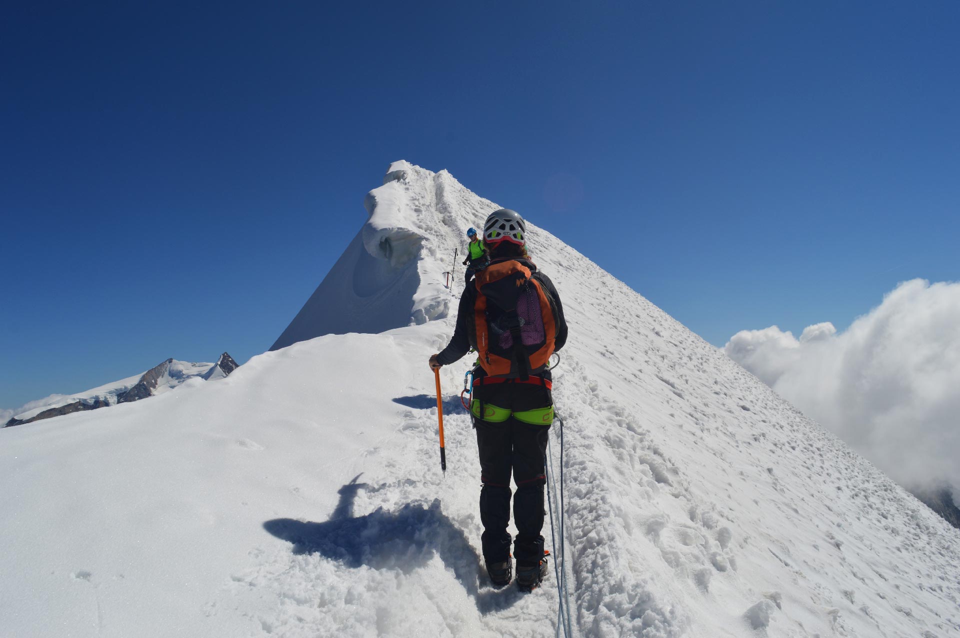 La cresta innevata che precede la vetta del Monte Breithorn Centrale, Cervinia, Valle d'Aosta