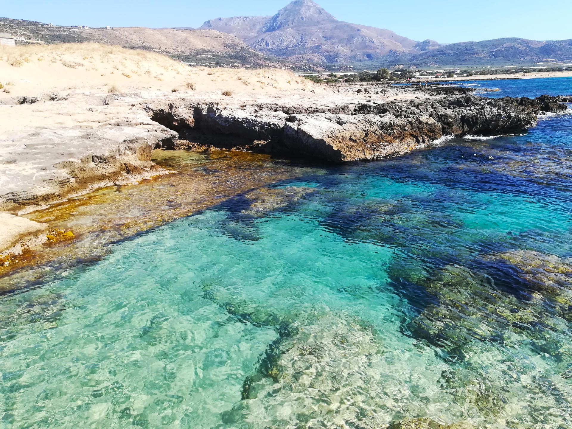 uno scorcio della spiaggia di Falassarna, visibile la parte rocciosa, Creta, Grecia