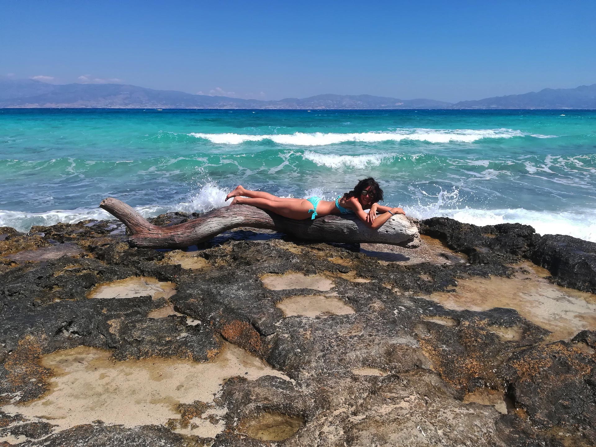 uno scorcio della spiaggia rocciosa e del mare dell' isola di Chrissi, Creta, Grecia