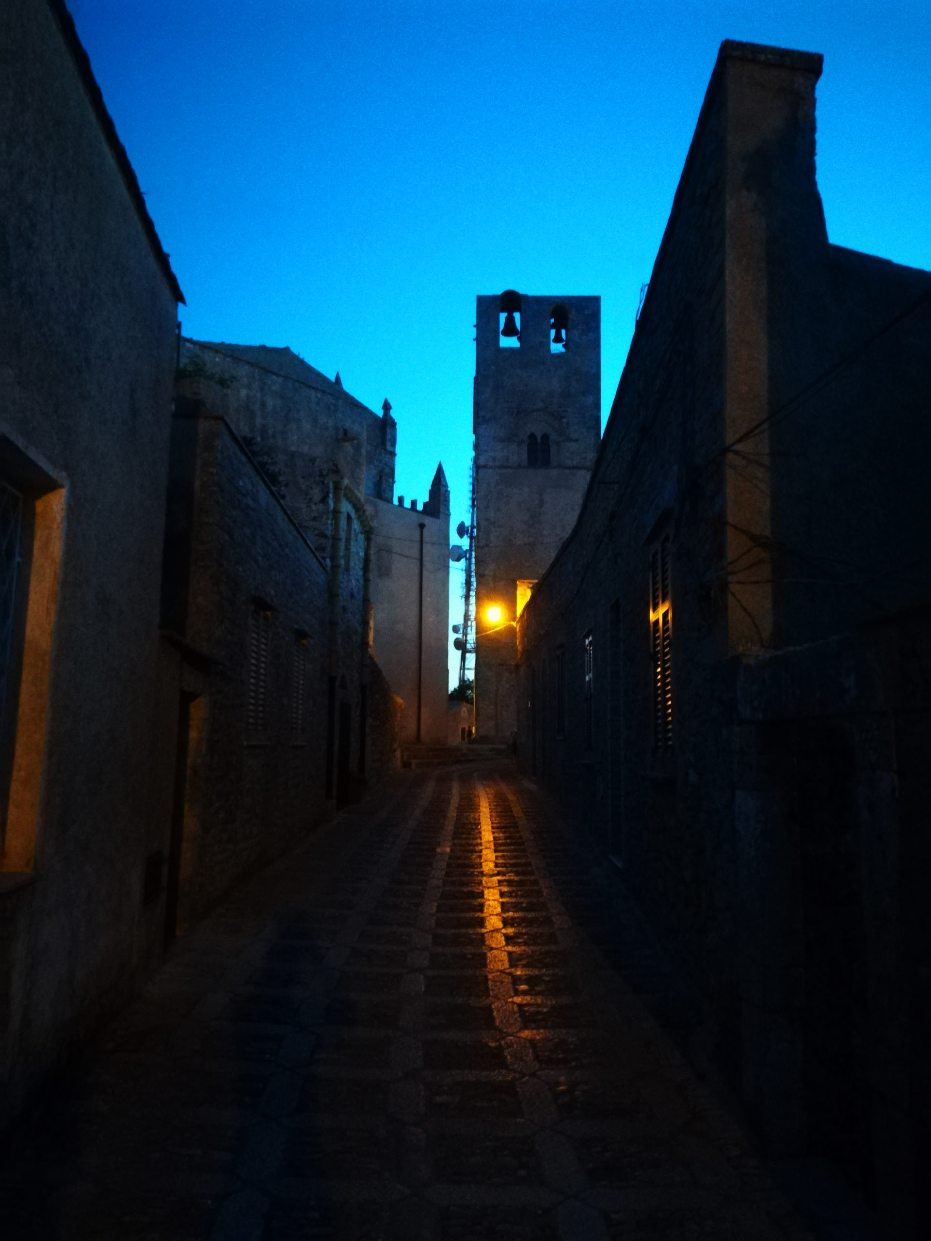 un caratteristico vicolo di Erice con le luci del crepuscolo, Trapani, Sicilia