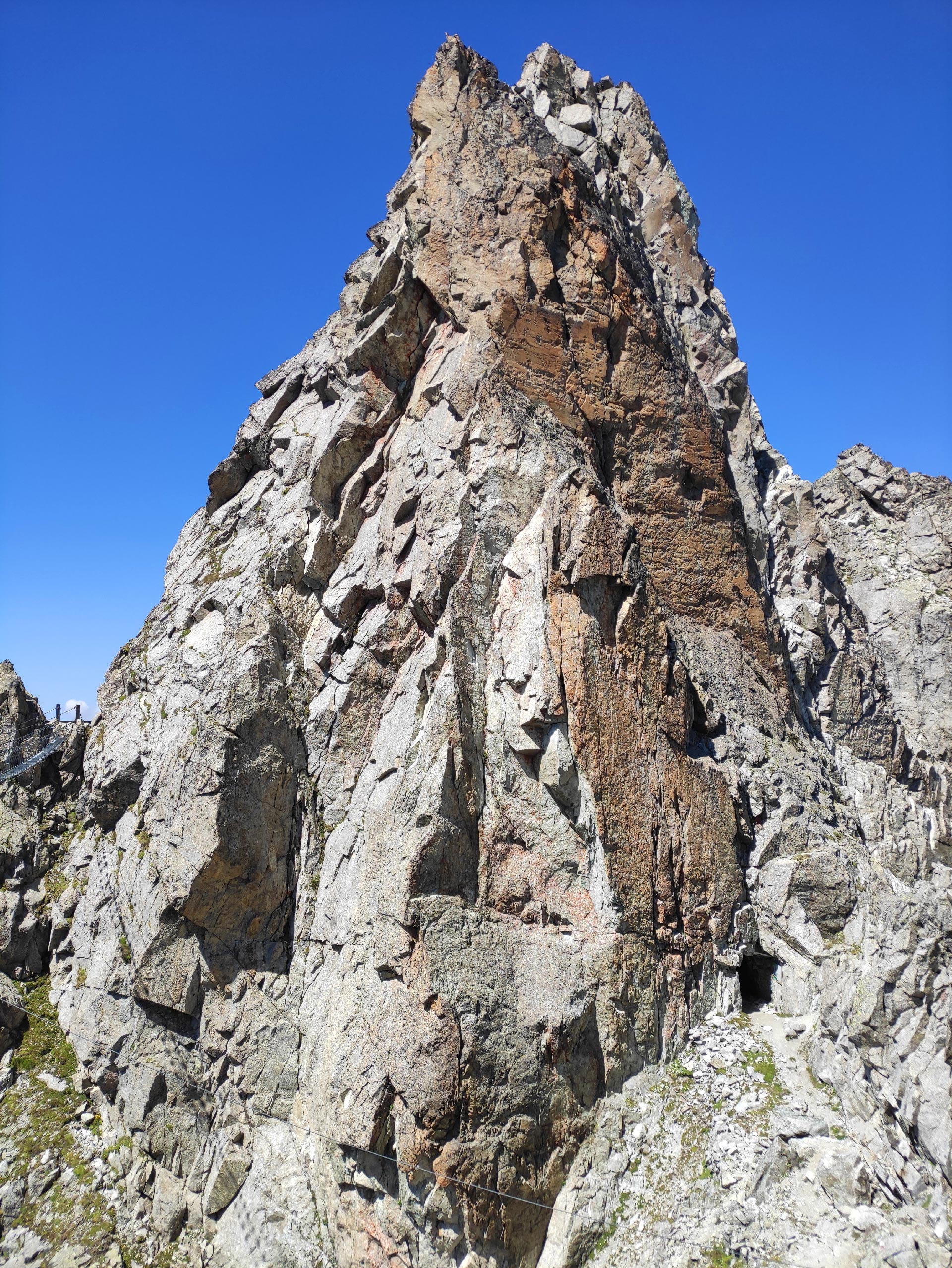 Il pinnacolo di roccia chiamato Gendarme di Casamadre lungo il Sentiero dei fiori, Tonale, Adamello