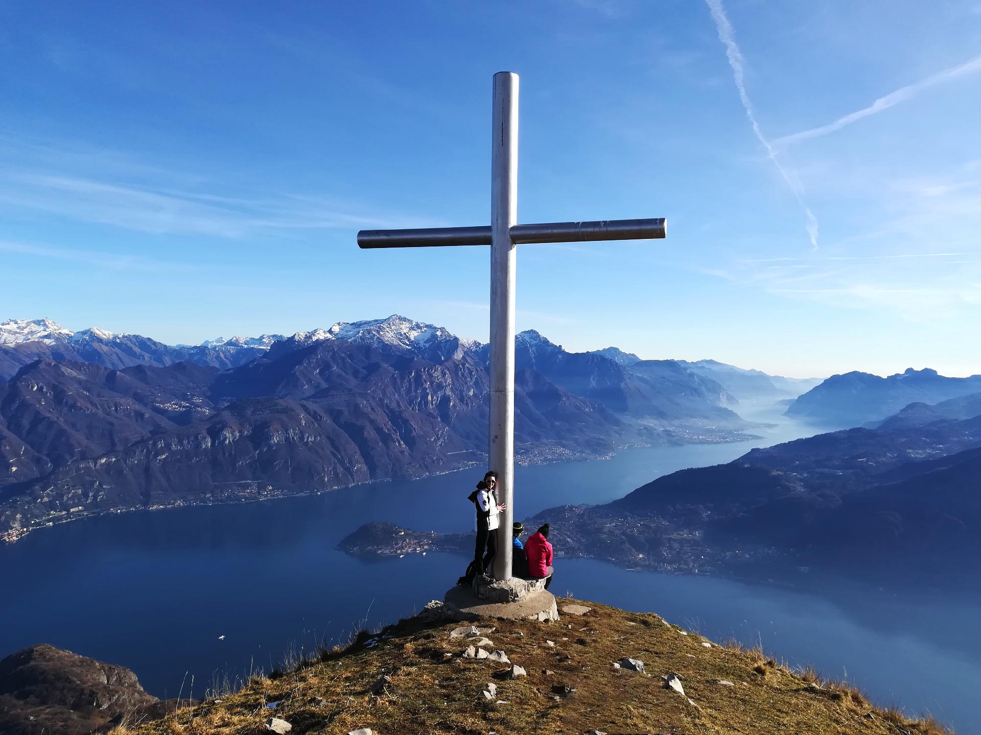 l'imponente croce del Monte Crocione, sullo sfondo panoramadel lago di Como, Val d'Intelvi, Lombardia