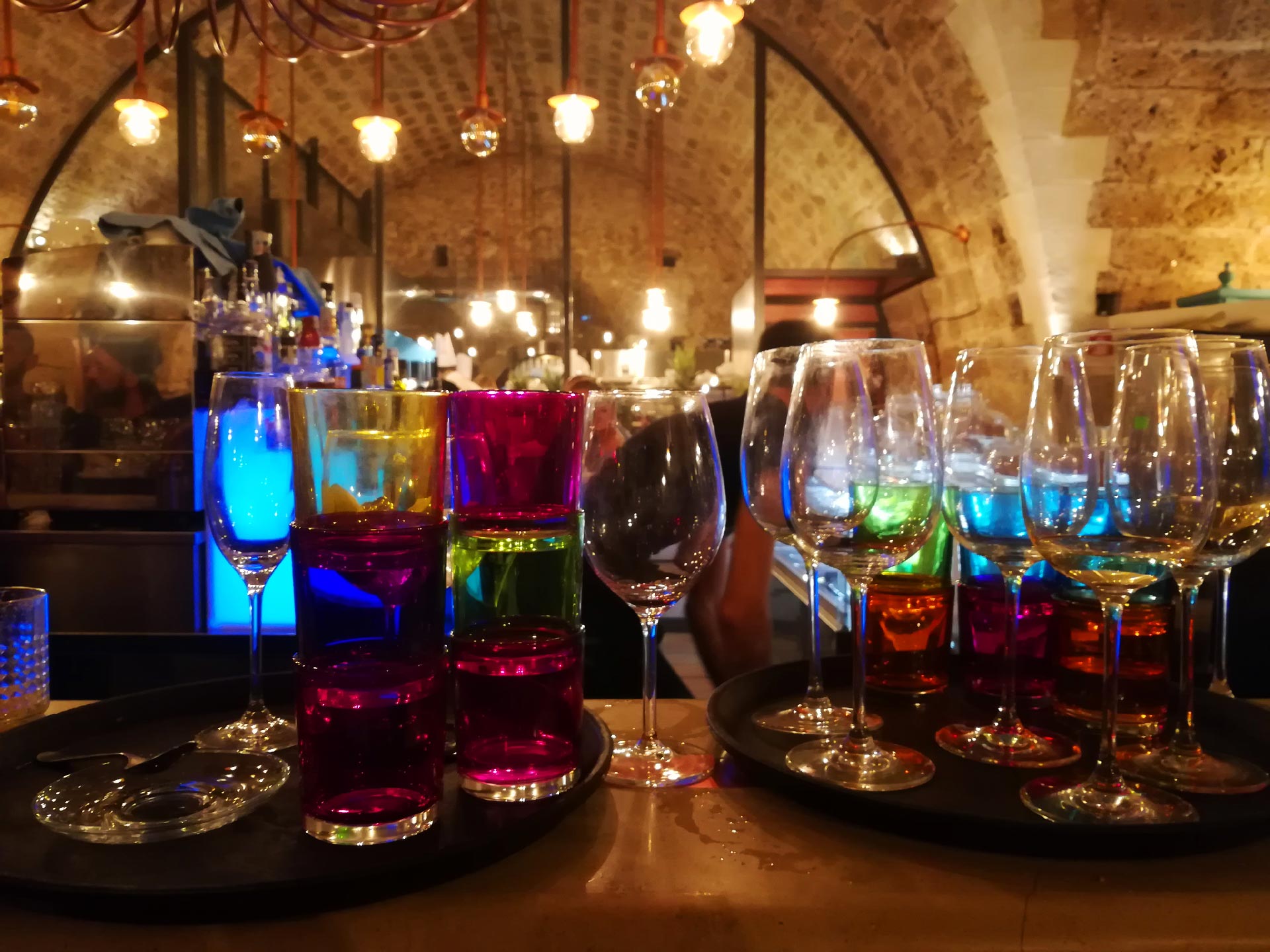 Noto: bicchieri colorati all'interno di un locale, Siracusa, Sicilia