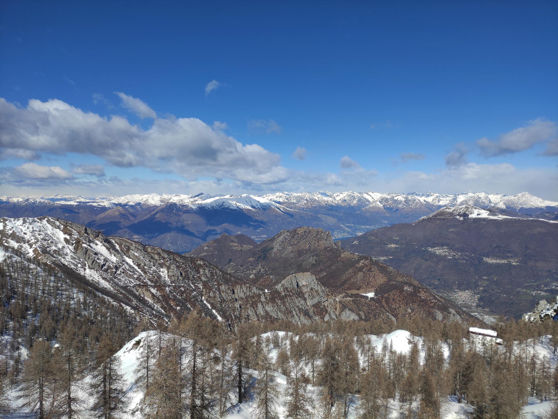 Trekking invernali in Valsassina: panorama sulle montagne del lago di Como