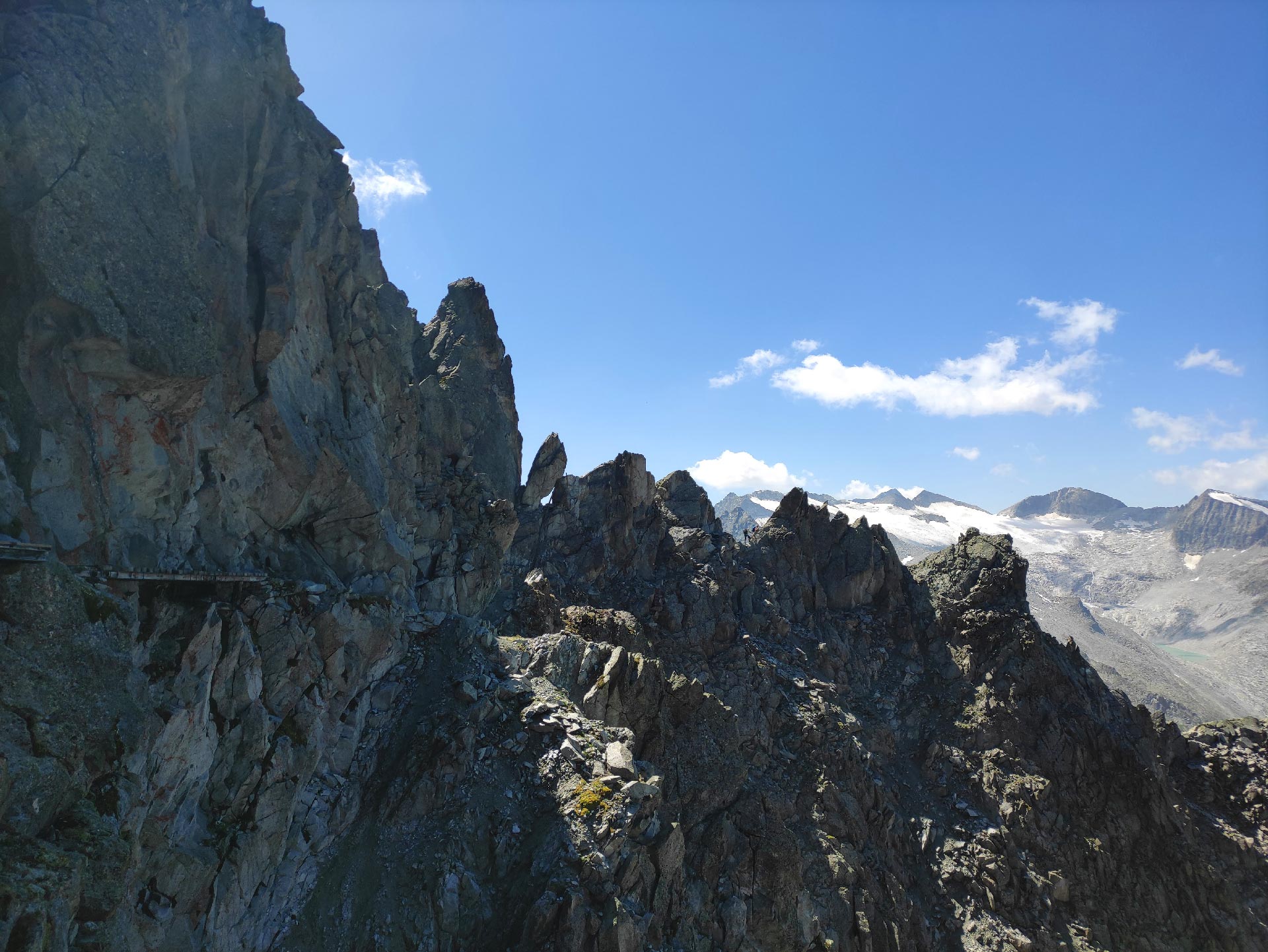 Il primo tratto del Sentiero dei Fiori in ambiente roccioso di alta montagna. Ben visibili le passerelle in legno, Tonale, Adamello