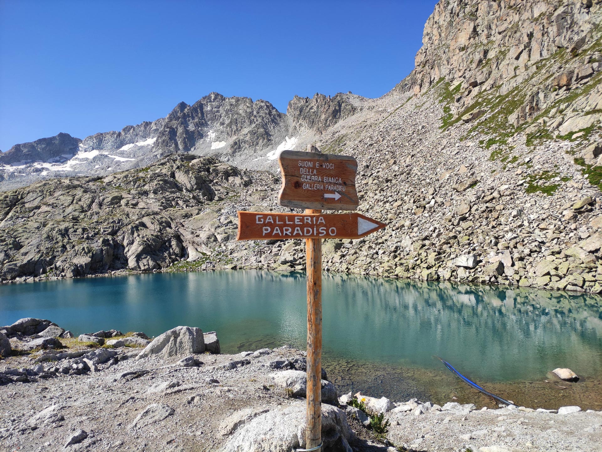 Il laghetto alpino dalle acque cristalline del Passo Paradiso, Tonale, Adamello