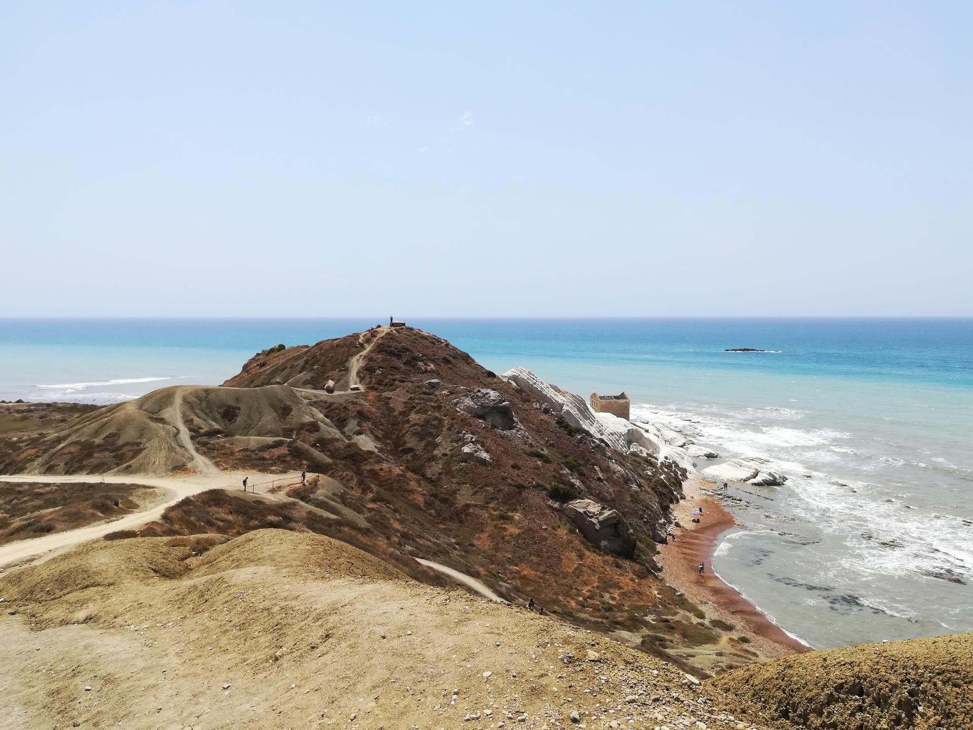 la spiaggia rocciosa di Punta Bianca in tutti i suoi colori vista dall'alto, Agrigento, Sicilia