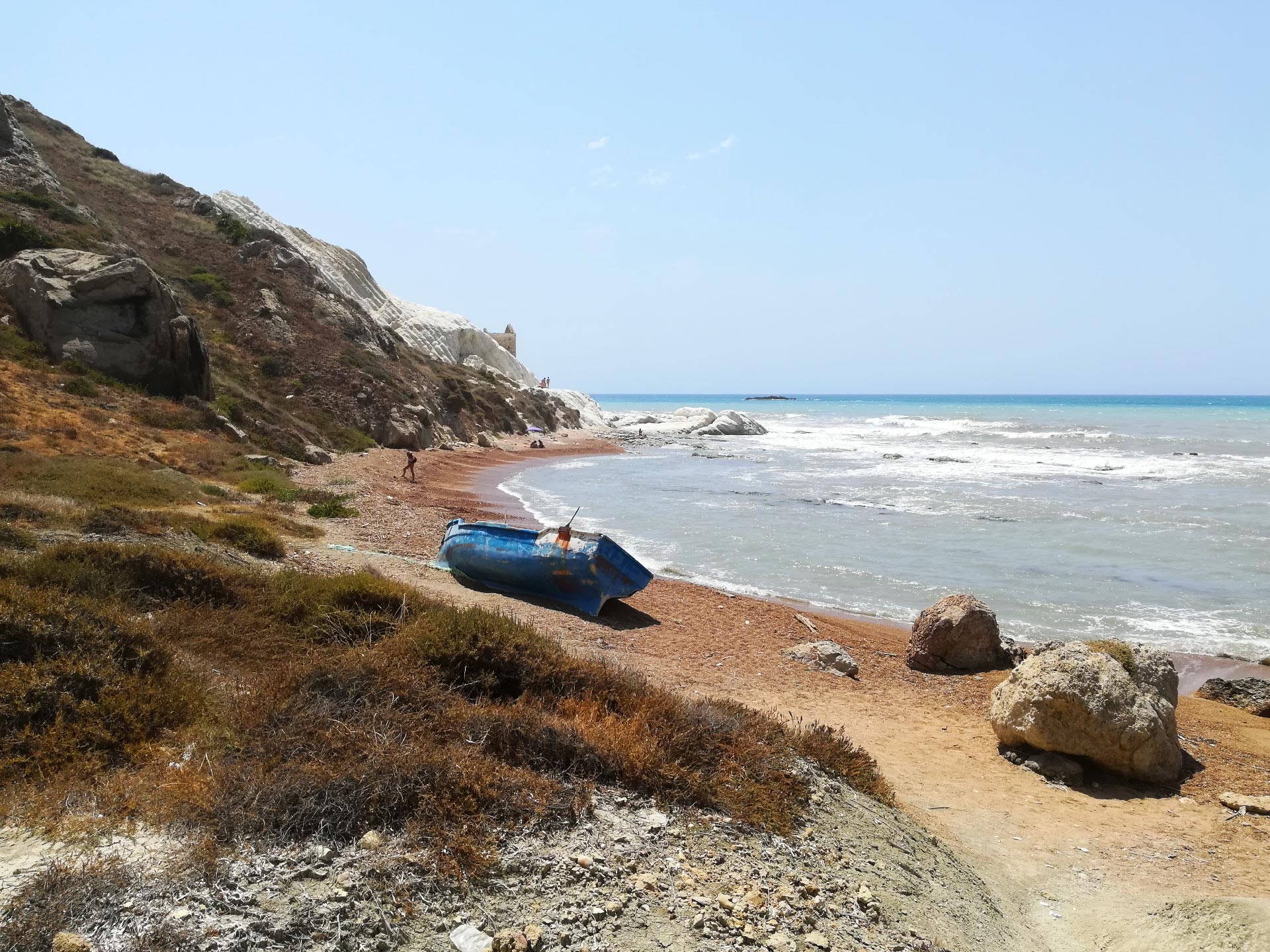 uno scorcio della spiaggia di Punta Bianca, il relitto di una piccola barca, Agrigento, Sicilia
