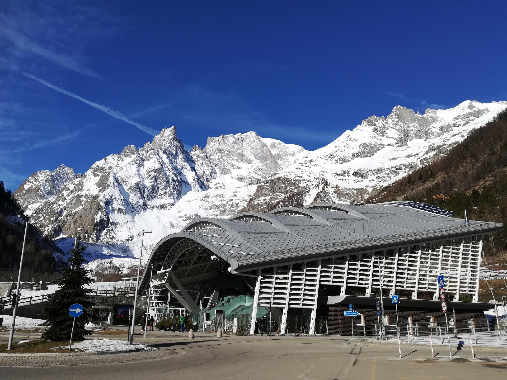 veduta della stazione Courmayeur The Valley, sullo sfondo il Monte Bianco, COurmayeur, Valle d'Aosta