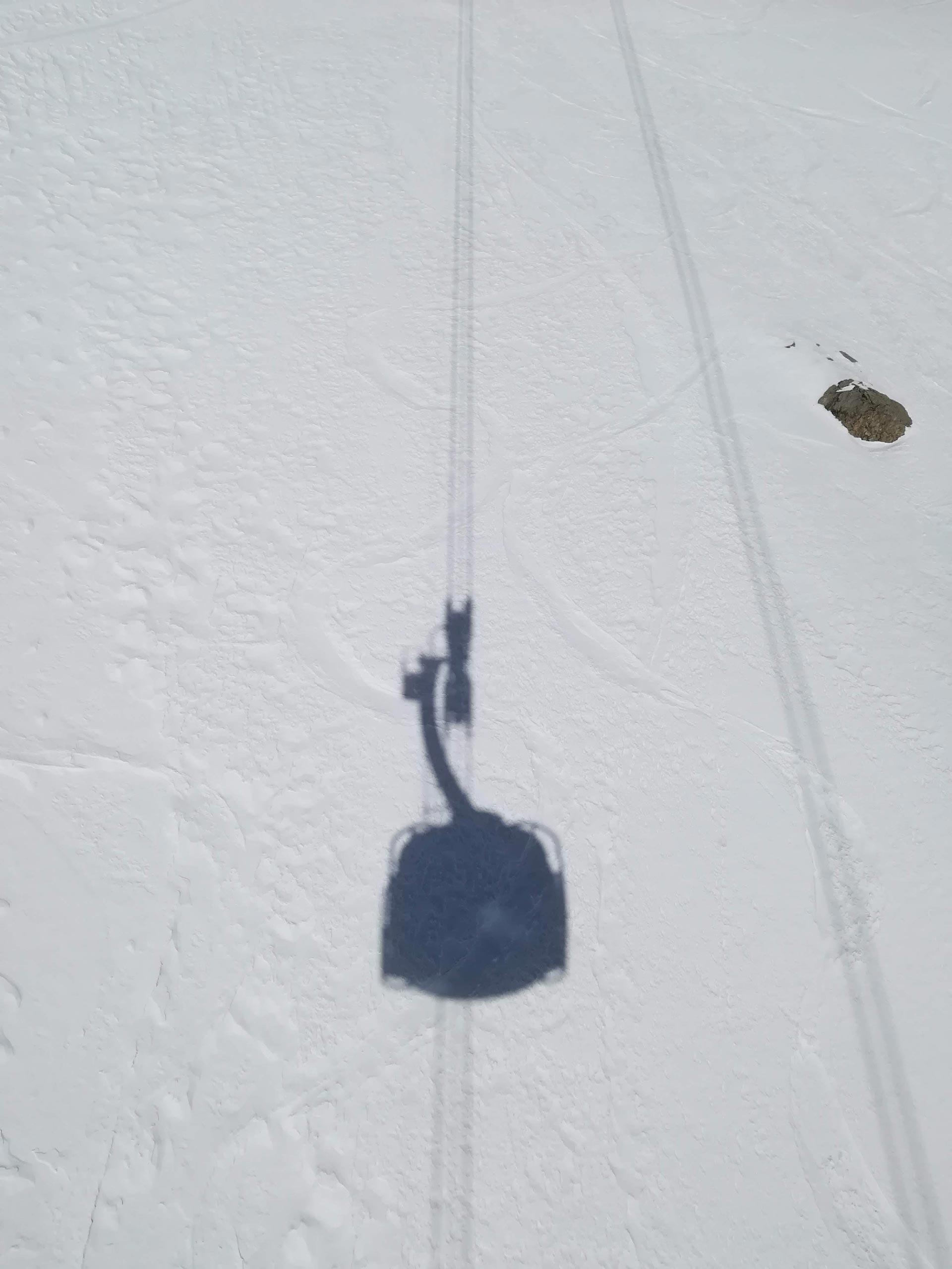 ombra proiettata sulla neve di una cabina girevole della Skyway Monte Bianco, Courmayeur, Valle d'Aosta