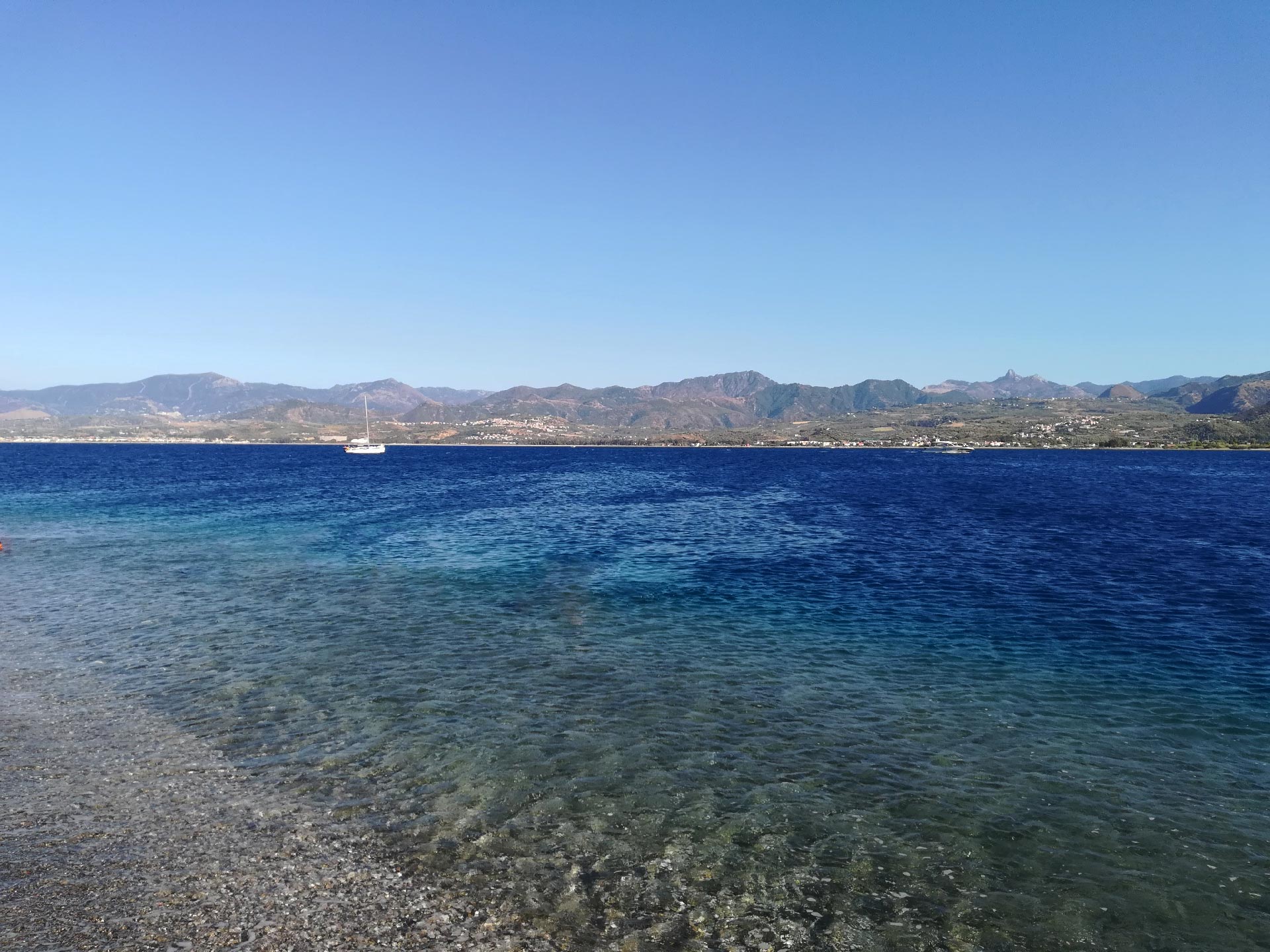 scorcio spiaggia di Tindari, mare blu, Sicilia