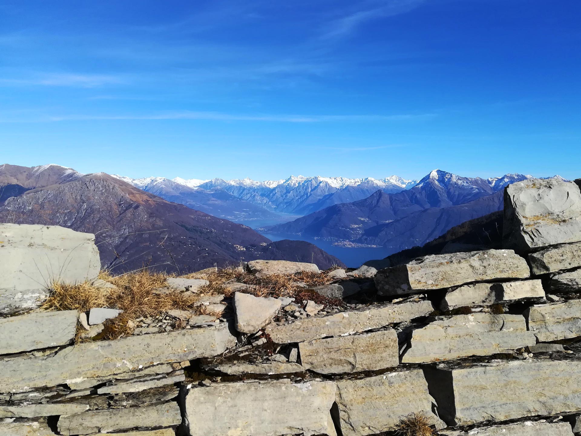 veduta delle montagne Valtellinesi attraverso le trincee, Val d'Intelvi, Lombardia