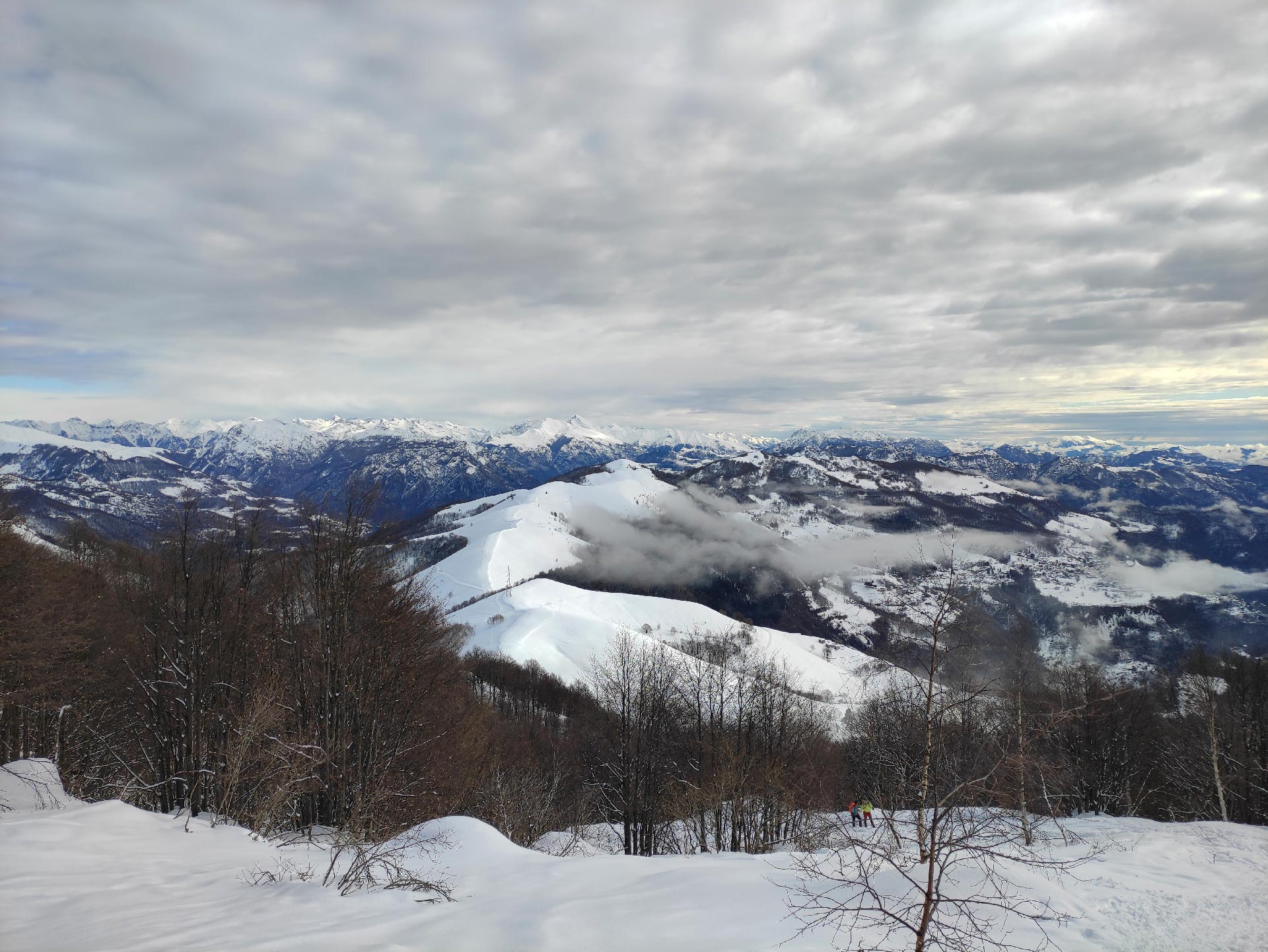 Trekking invernali in Valsassina: panorama sulla vallata di Morterone